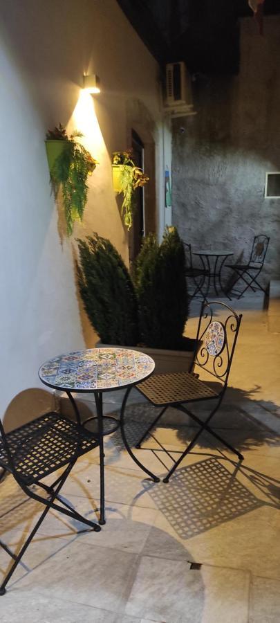 Tapia'S Rooms Big Catania Bagian luar foto